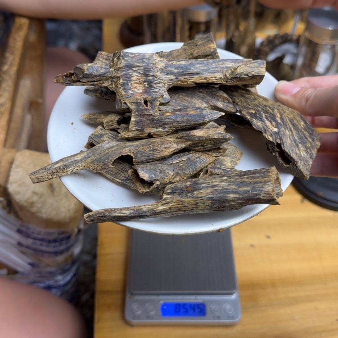 沉香沉香碎屑商*紫棋虫漏块料100克