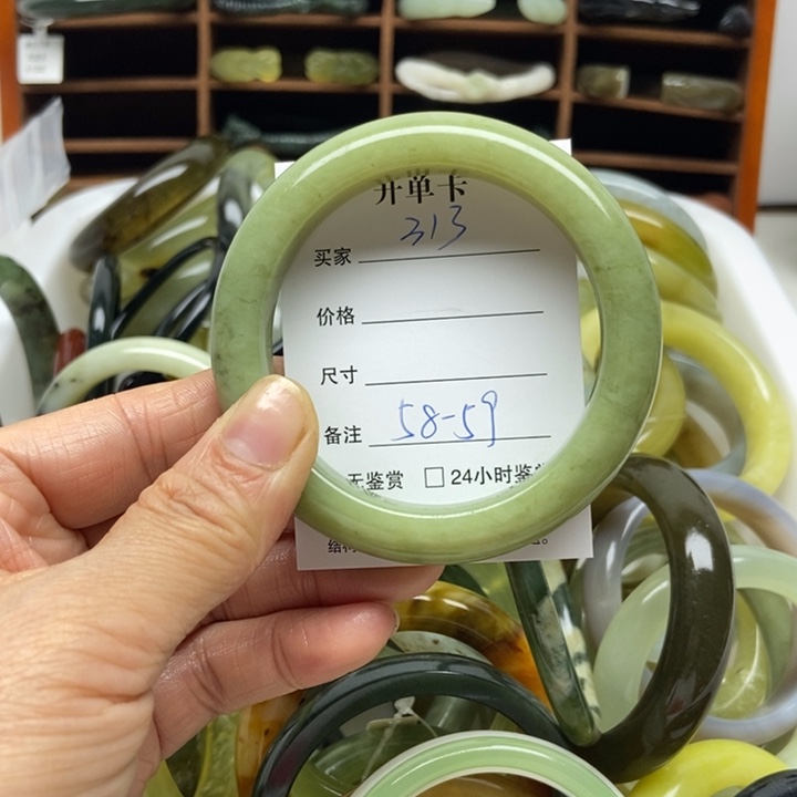 蛇纹石玉未镶嵌手镯