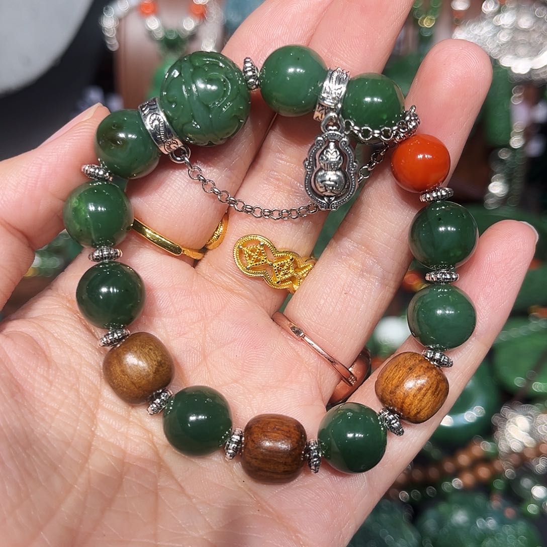 颈饰未镶嵌和田玉（糖玉）