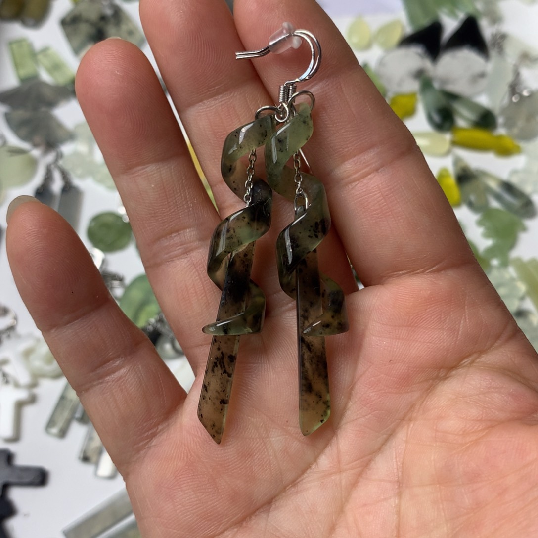 蛇纹石玉未镶嵌耳环