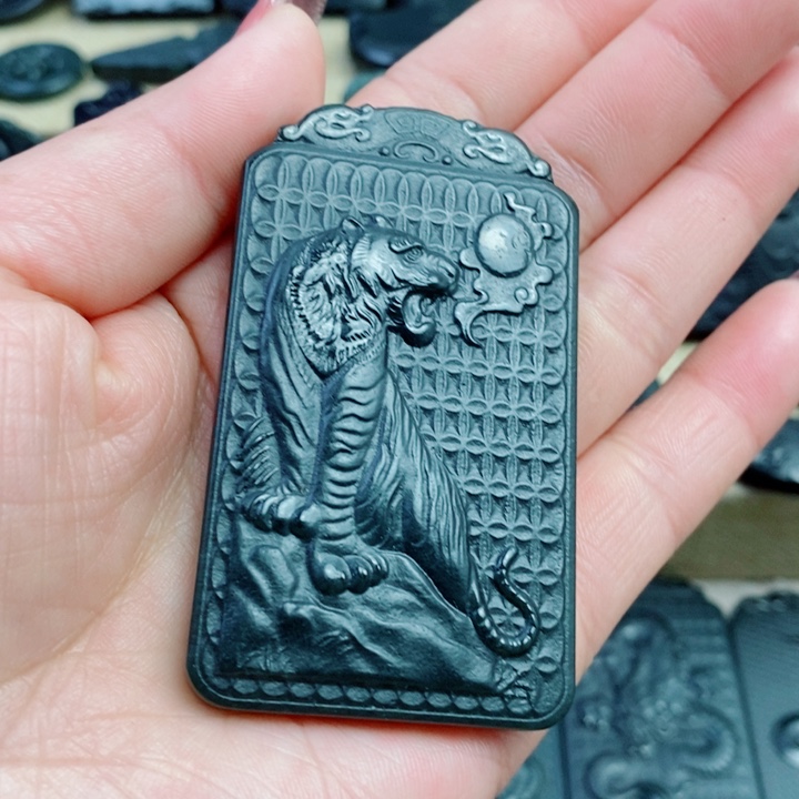 和田玉（青玉）颈饰未镶嵌双面雕刻