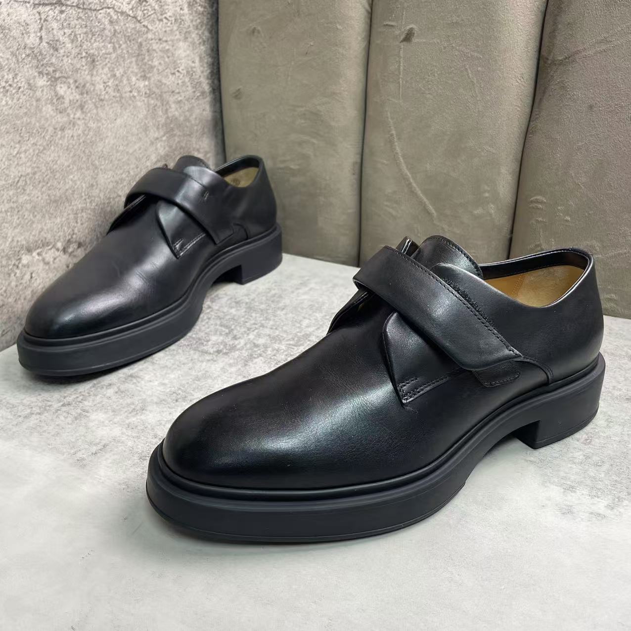 99新 Hermes/爱马仕 黑色皮革亮面时尚百搭魔术贴厚底皮鞋/41.5码