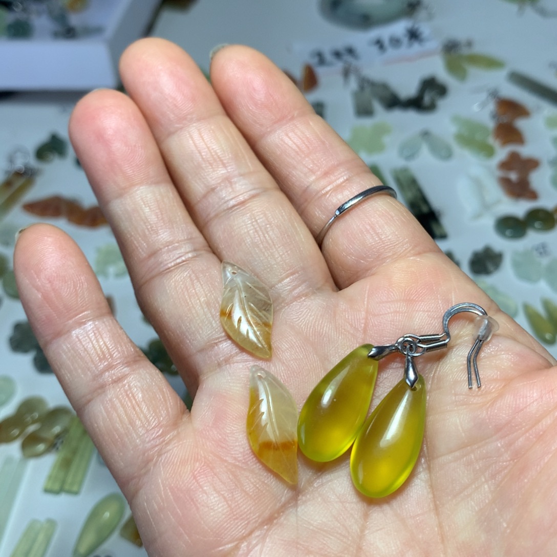 旧***璃蛇纹石玉未镶嵌耳环