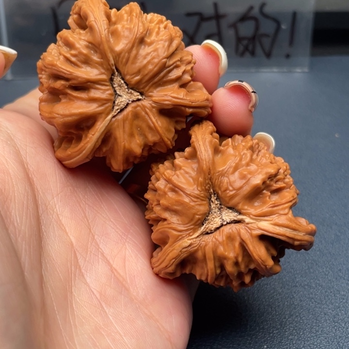 L***G吊坠文玩核桃白狮子