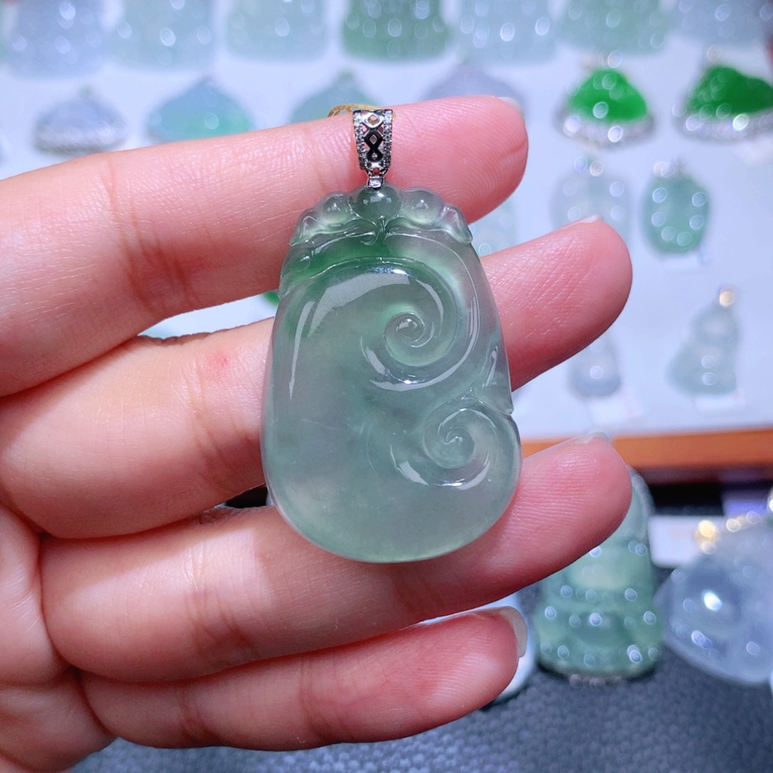 颈饰18K金镶嵌翡翠如意