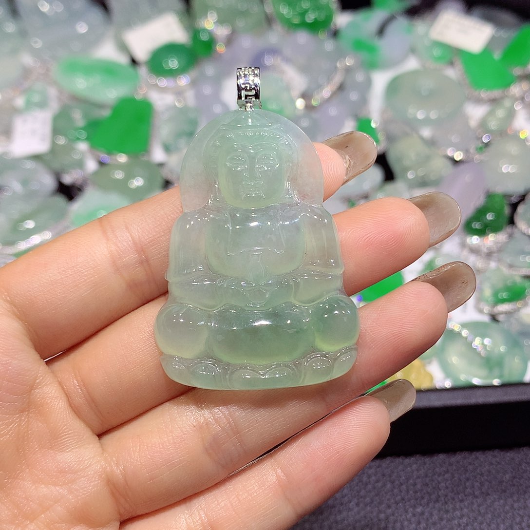 翡翠18K金镶嵌颈饰观音