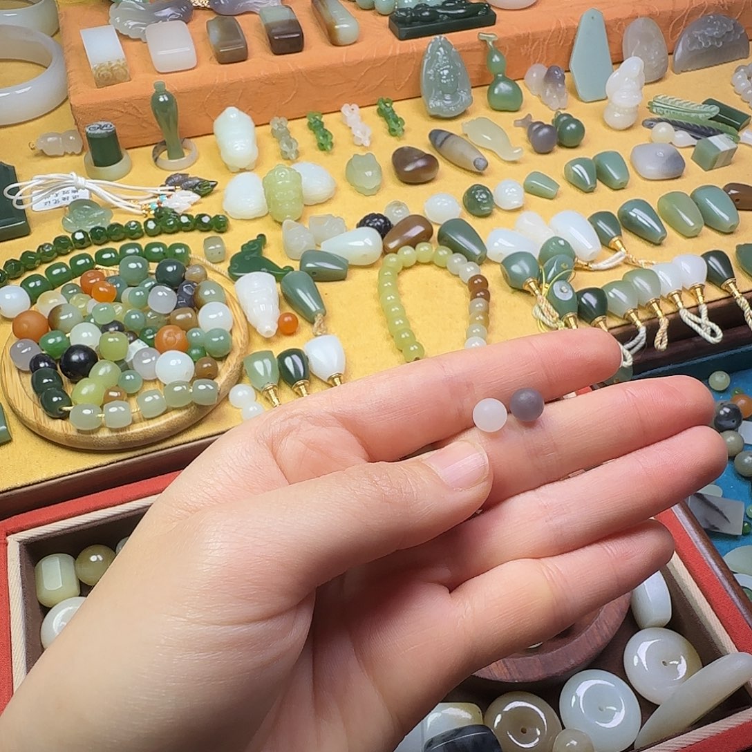 爆***花和田玉未镶嵌颈饰