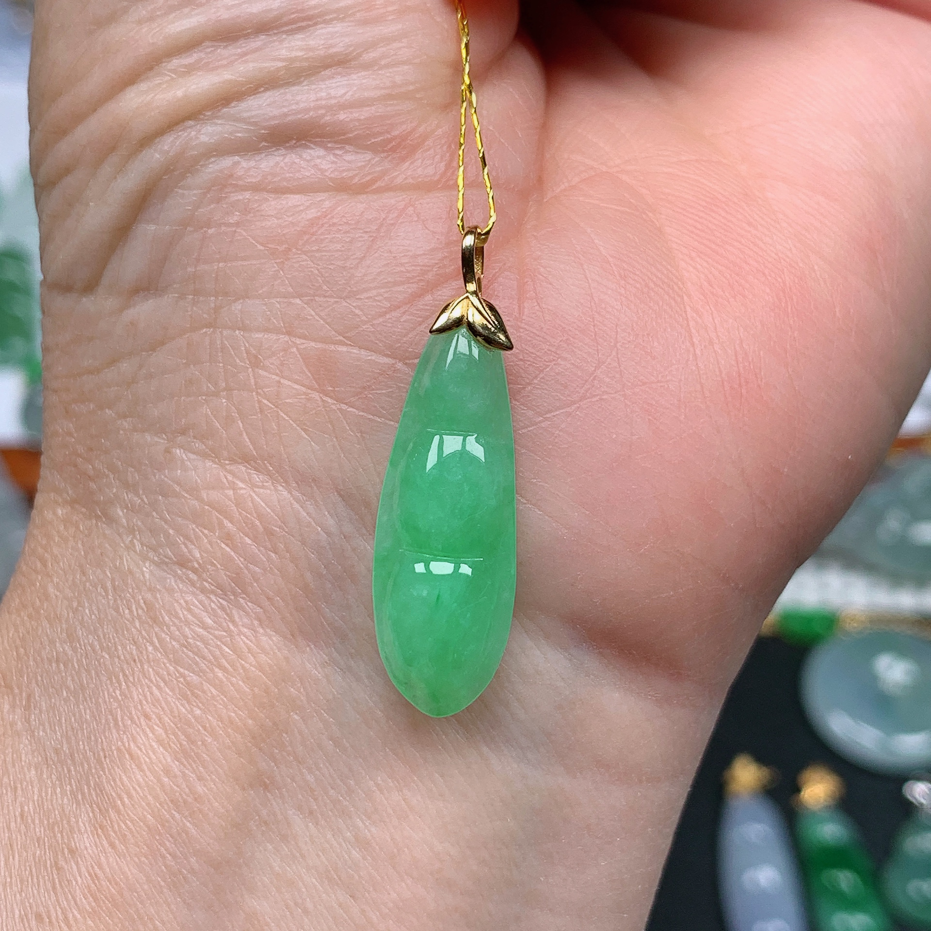 缅甸天然翡翠A货 冰润飘绿福豆9/107(尺寸26.2x8.9x4.4)