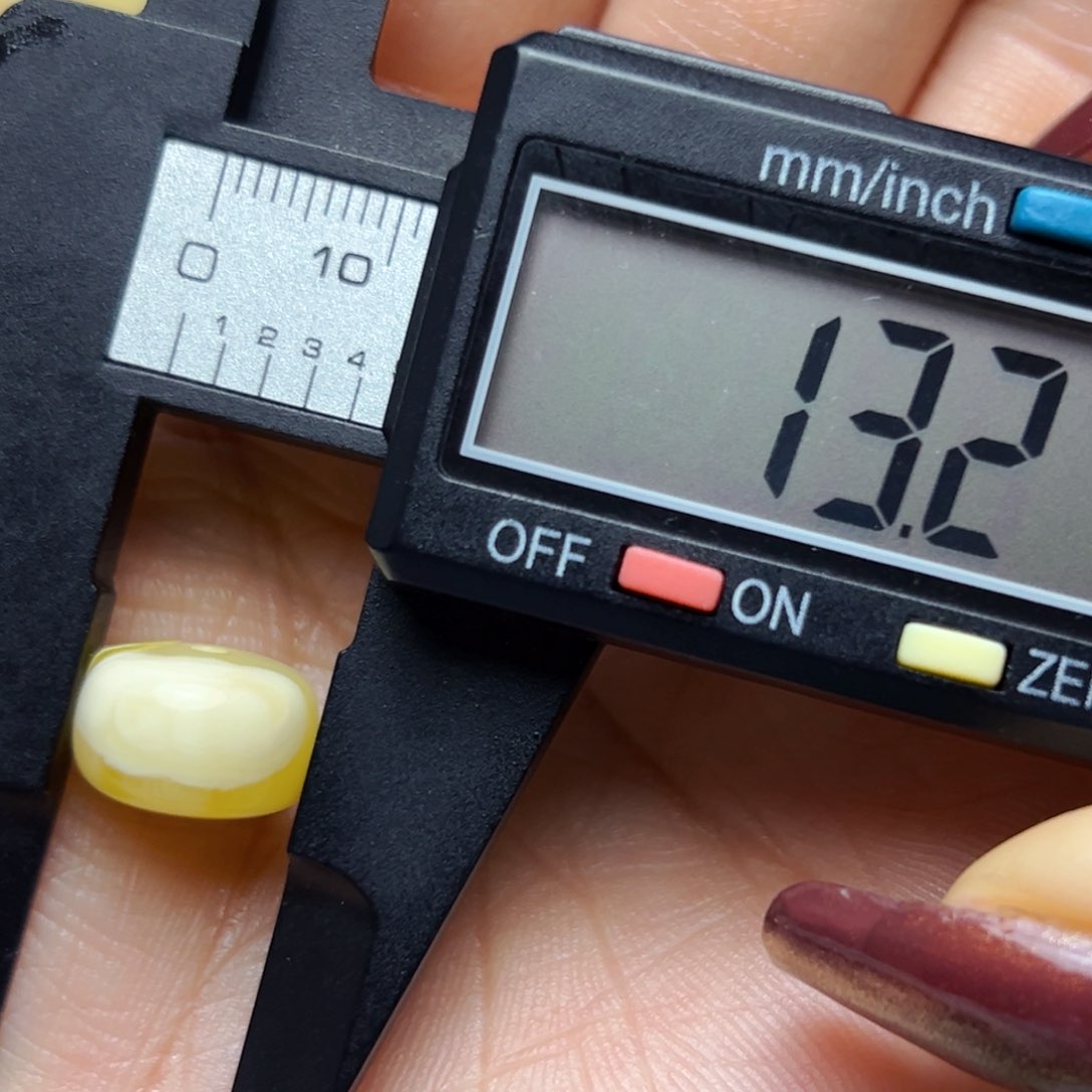 蜜蜡裸石未镶嵌13.2mm微瑕扣子