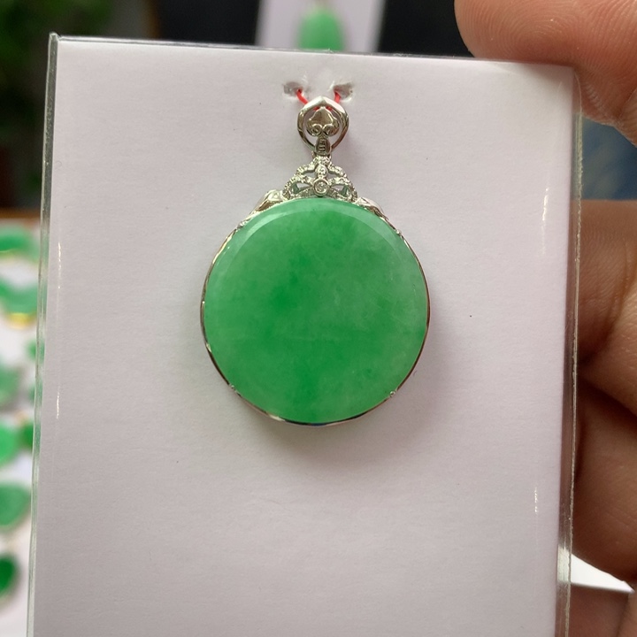 翡翠颈饰18K金镶嵌翡翠