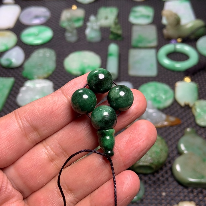 翡翠挂件未镶嵌向*进……