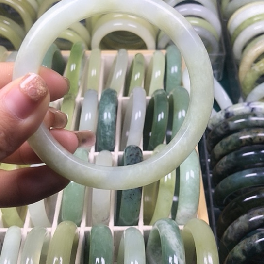 晓***姐蛇纹石玉未镶嵌手镯