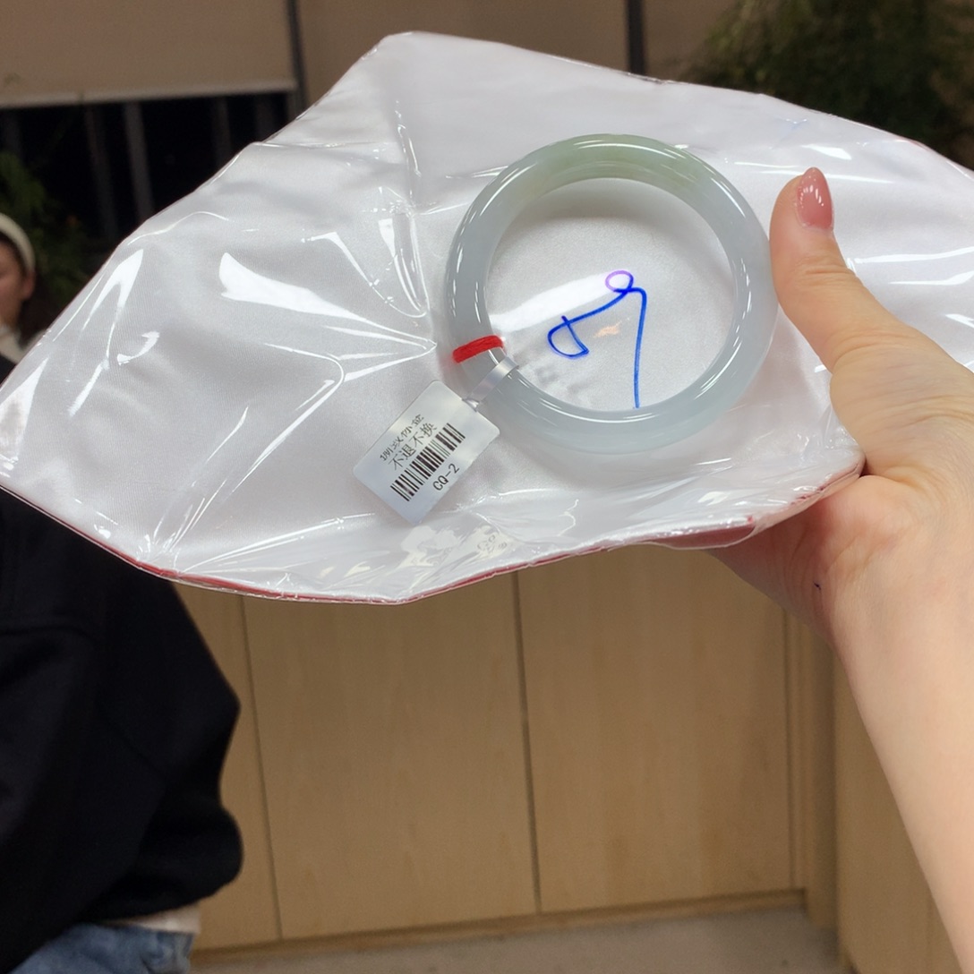 翡翠手镯未镶嵌不退不换