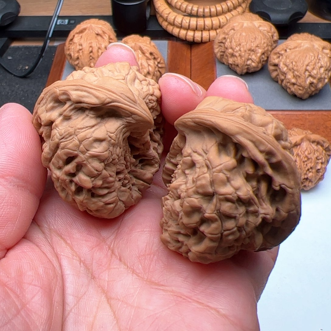 文玩核桃把件鹰嘴红