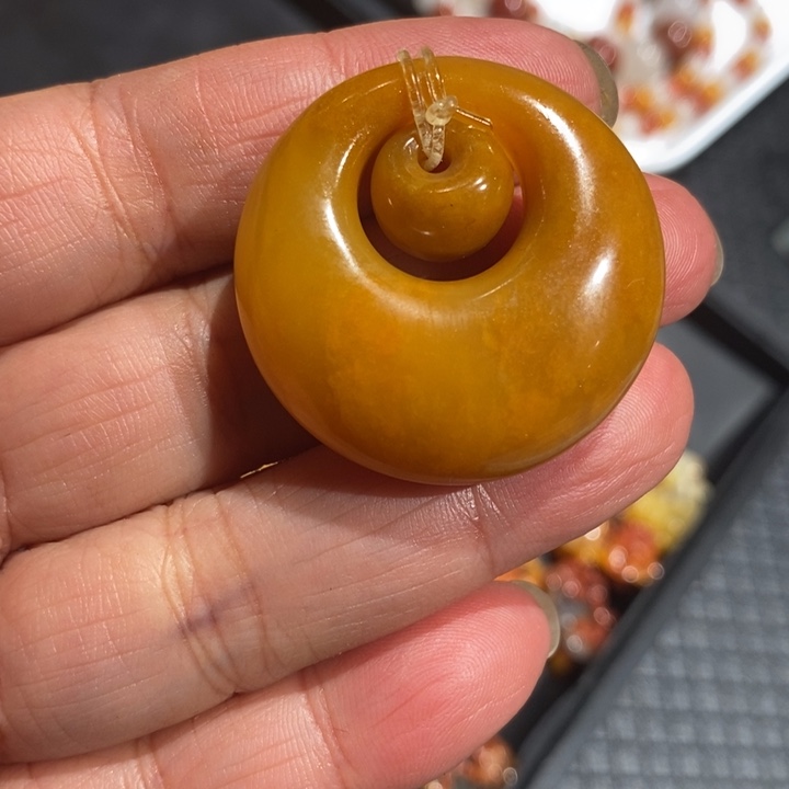 石英质玉（黄龙玉）未镶嵌颈饰