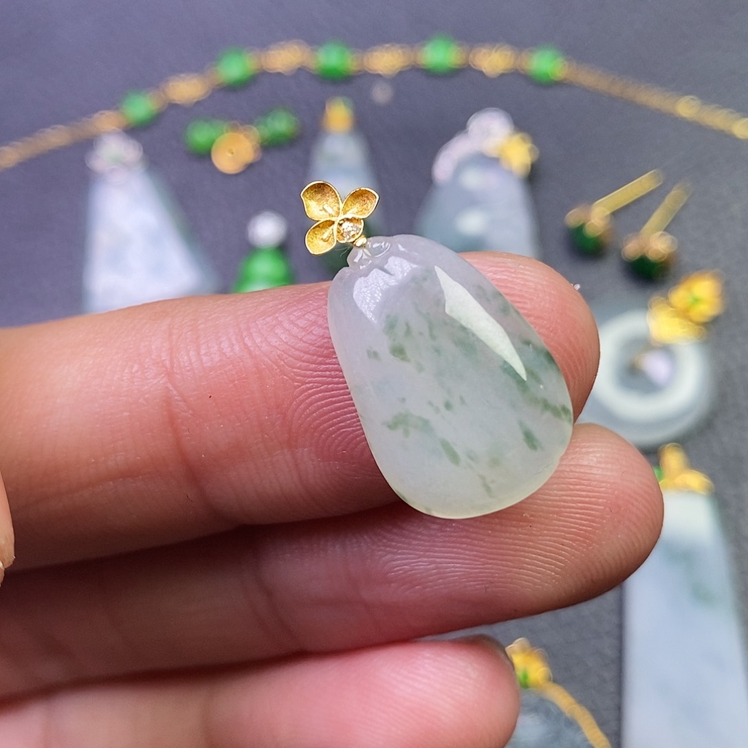 颈饰18K金镶嵌翡翠