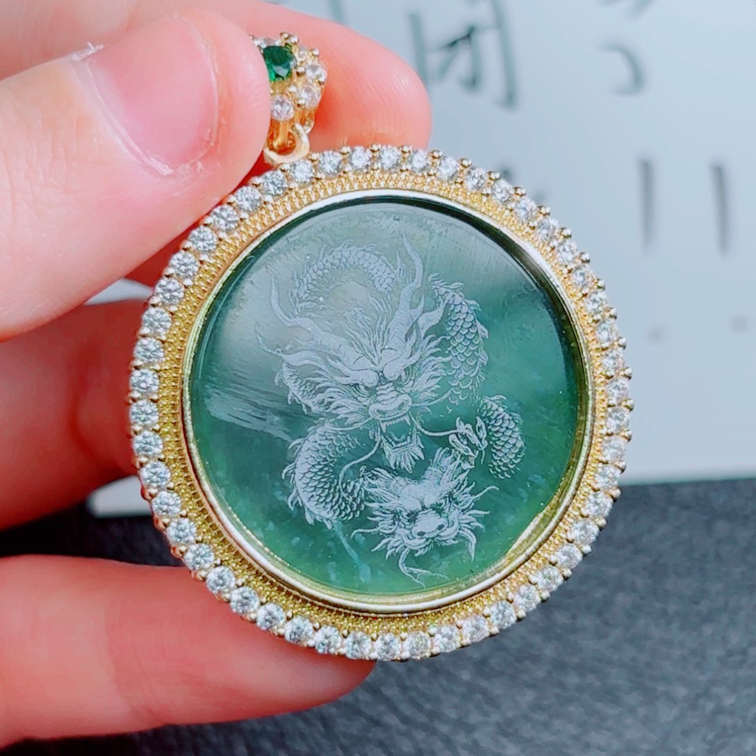 翡翠颈饰未镶嵌龙牌