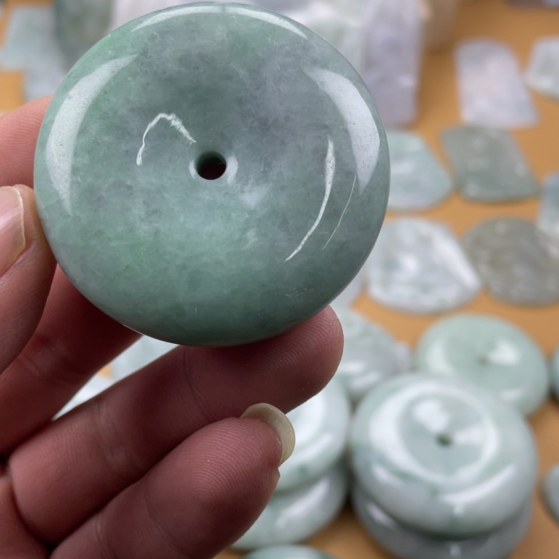 云***艺翡翠未镶嵌颈饰平安扣