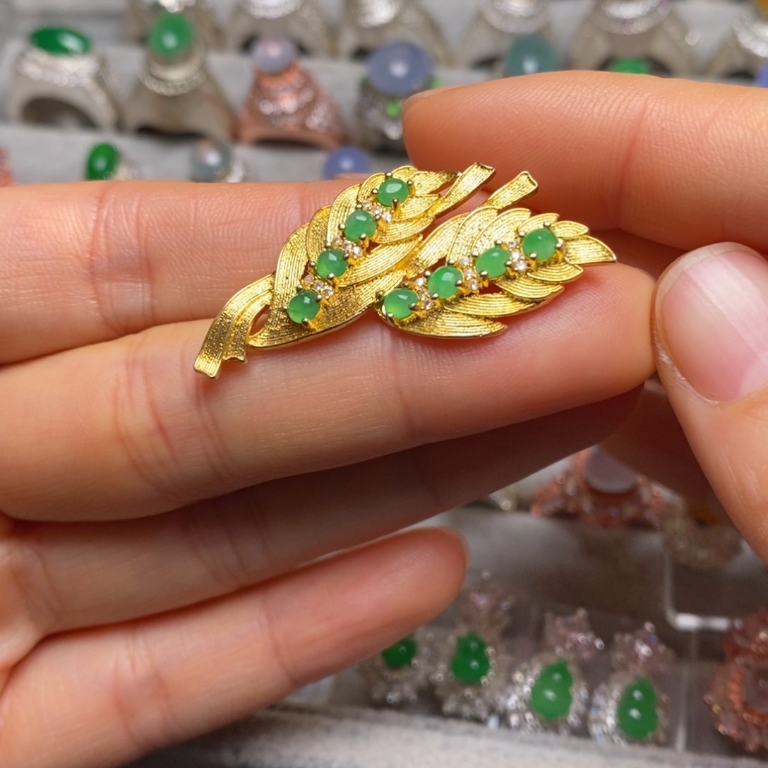 翡翠颈饰未镶嵌胸针