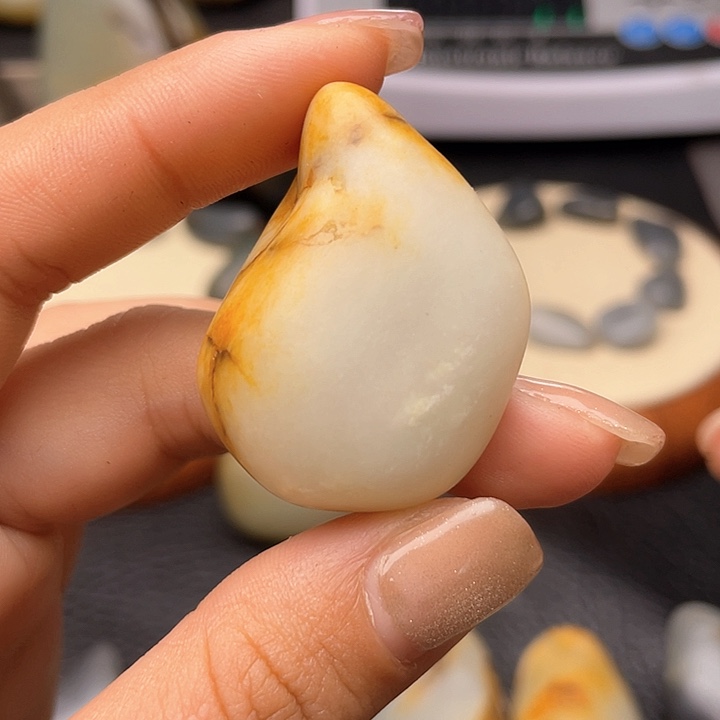 和田玉颈饰未镶嵌4