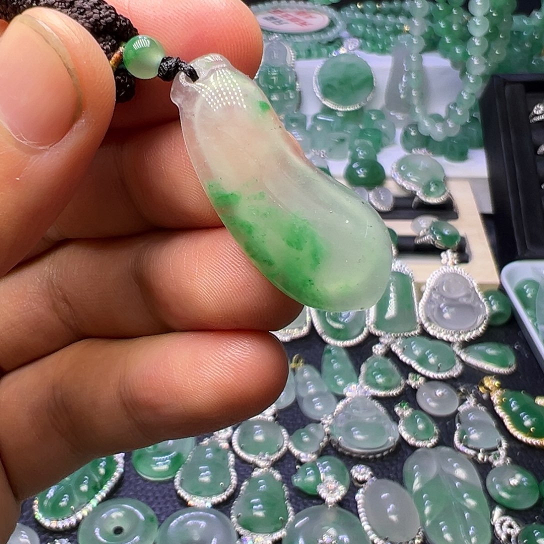 石英质玉（非洲翠）未镶嵌颈饰