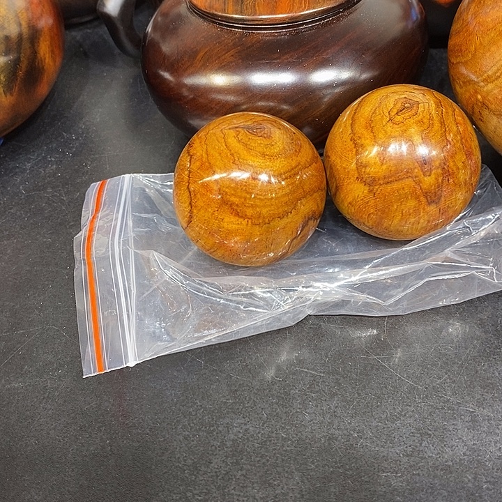 柢***黄花梨球一个漂亮的