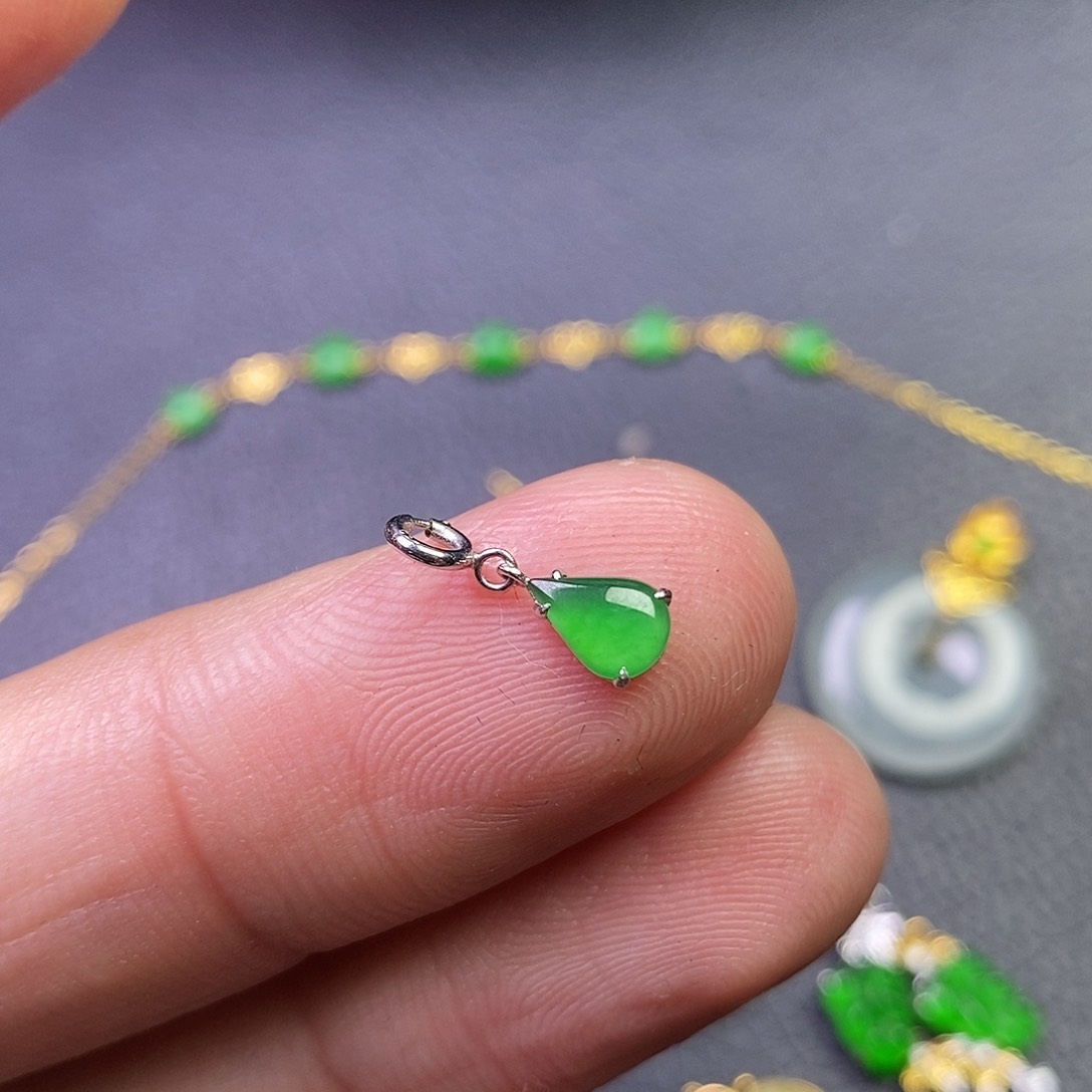 颈饰18K金镶嵌翡翠