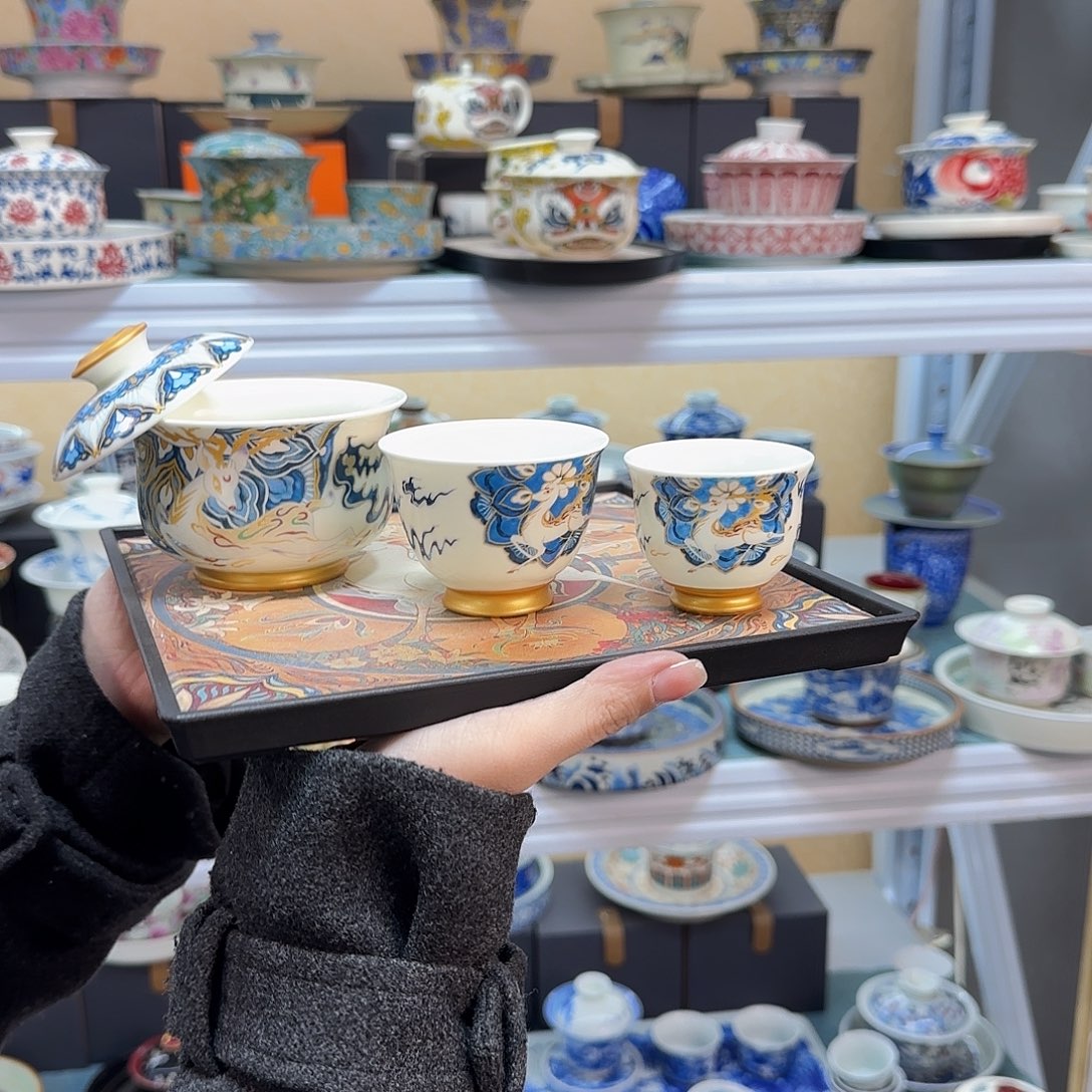 盖碗里放上适量水烧