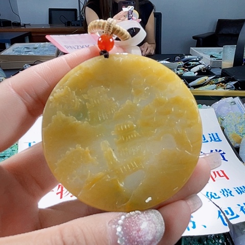 翡翠未镶嵌颈饰一个