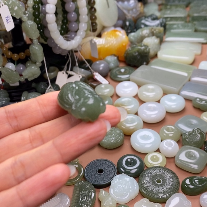 和田玉未镶嵌颈饰