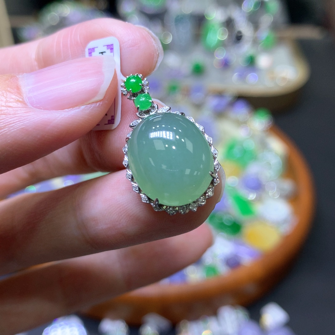 【闪购商品】翡翠颈饰18K金镶嵌翡翠吊坠项链