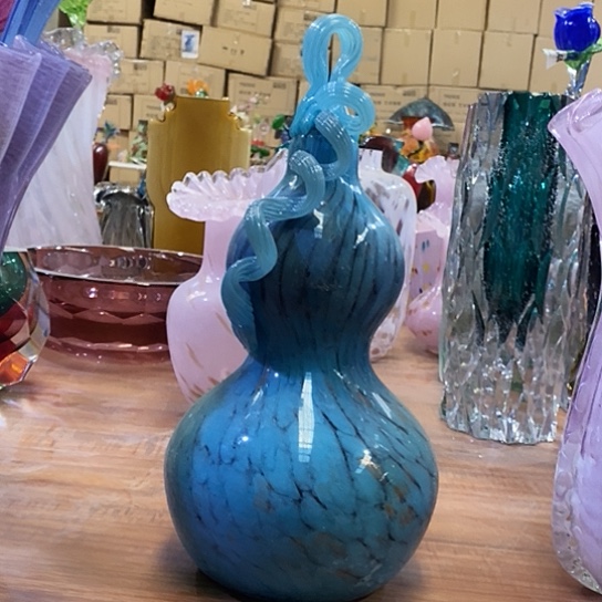 琉璃花瓶高33厘米宽15厘米