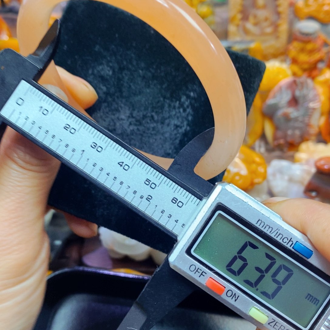 未镶嵌石英质玉（黄龙玉）颈饰