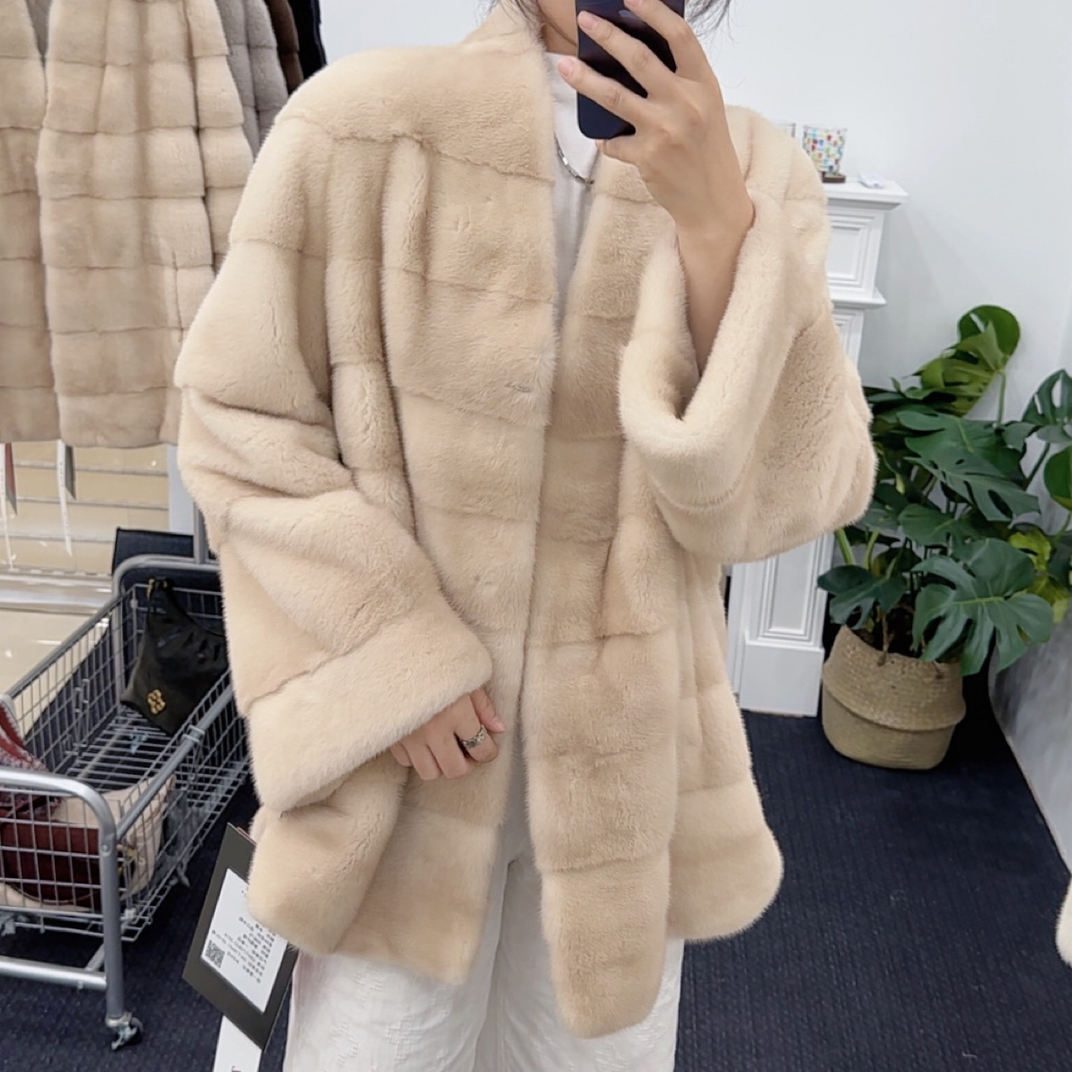 ZQGJ紫裘国际貂皮大衣女装75侧开V领横排挖削工艺