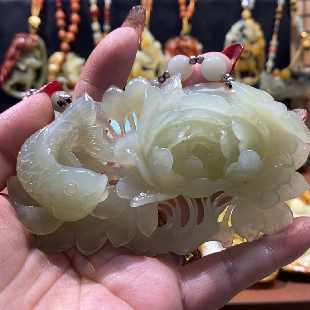 蛇纹石玉颈饰未镶嵌