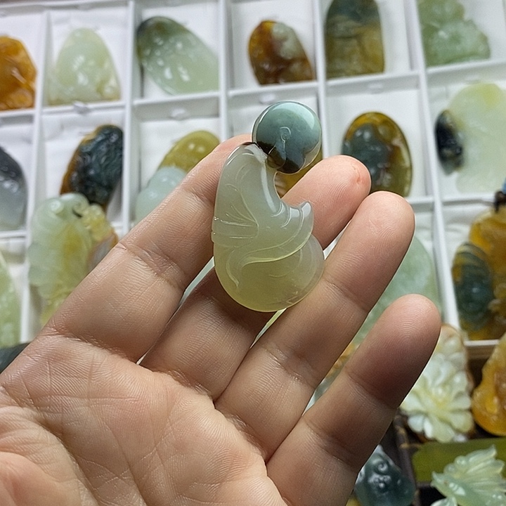 蛇纹石玉未镶嵌颈饰