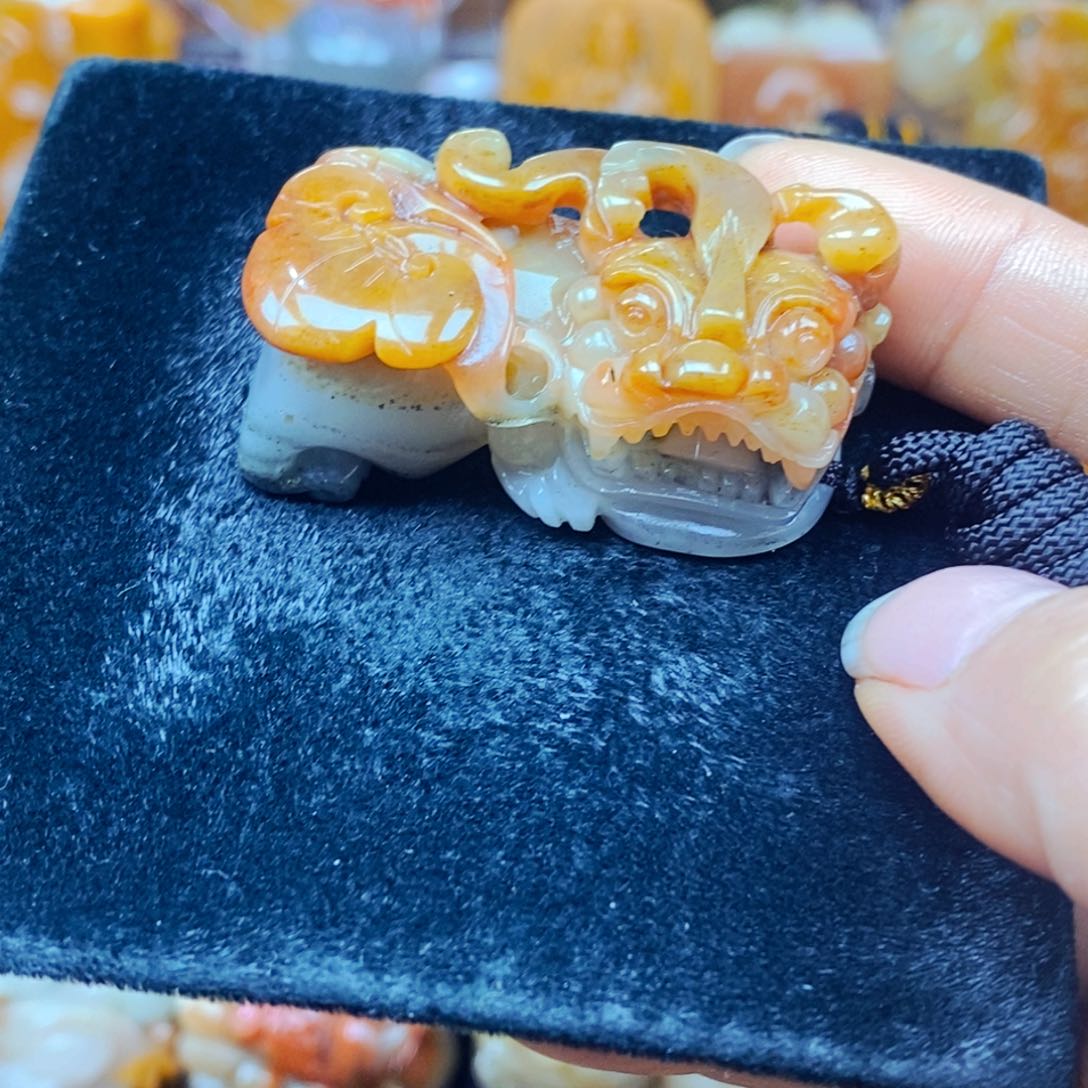未镶嵌石英质玉（黄龙玉）颈饰