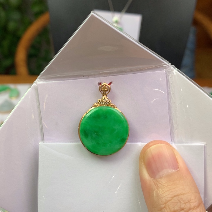 翡翠18K金镶嵌颈饰翡翠吊坠