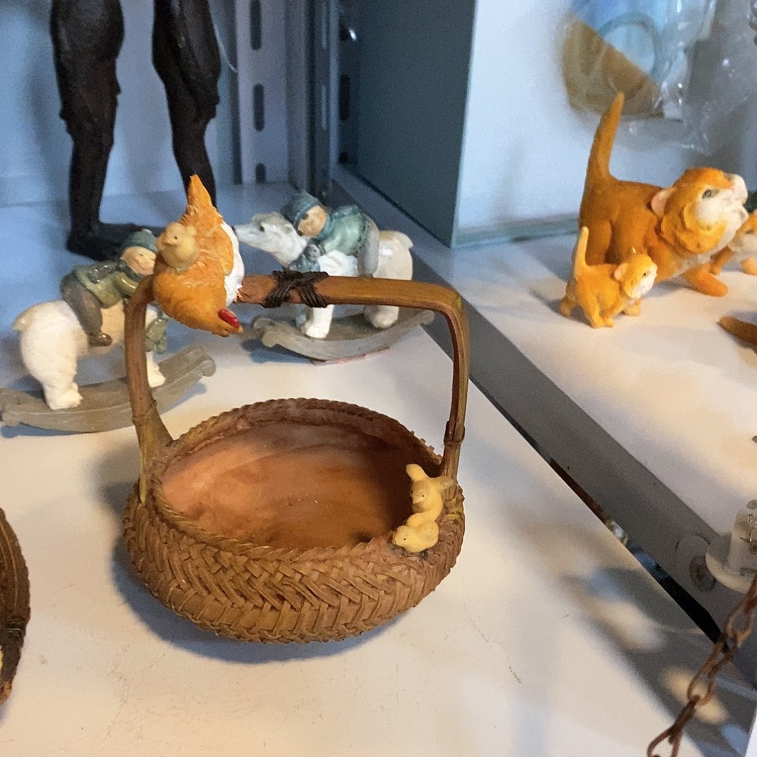 树脂制品小提篮摆件