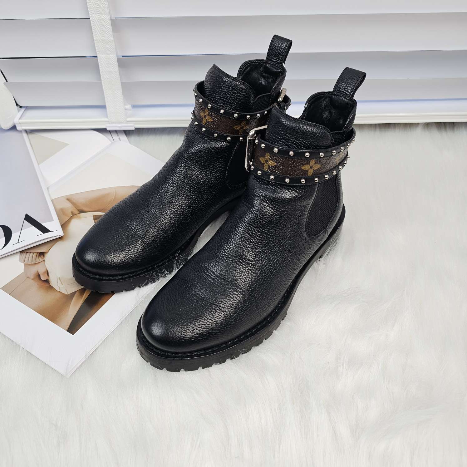 95新 LouisVuitton/路易威登 老花铆钉短靴37码 公价10100/1606