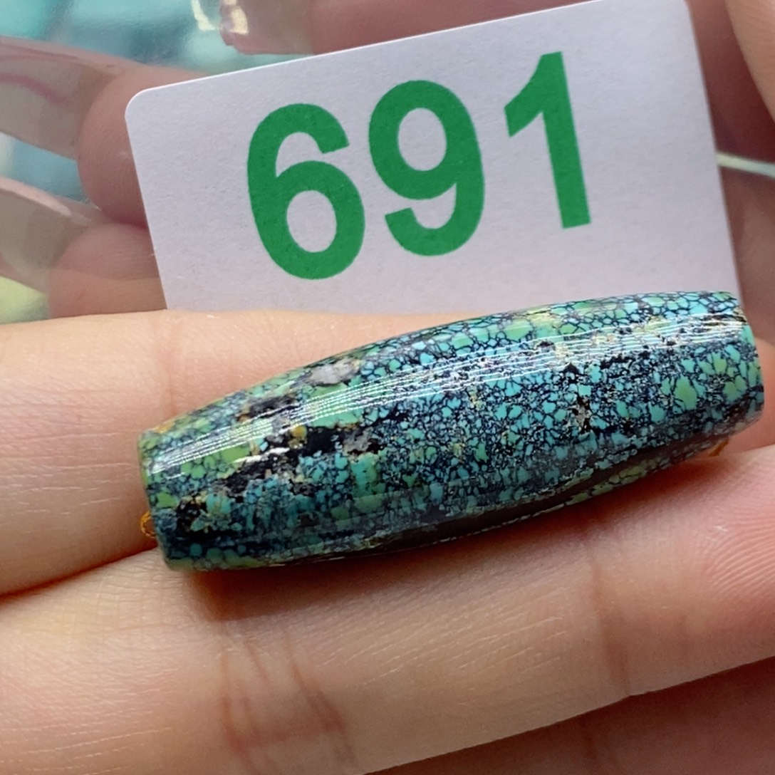 淡***泊绿松石未镶嵌珠宝奇石