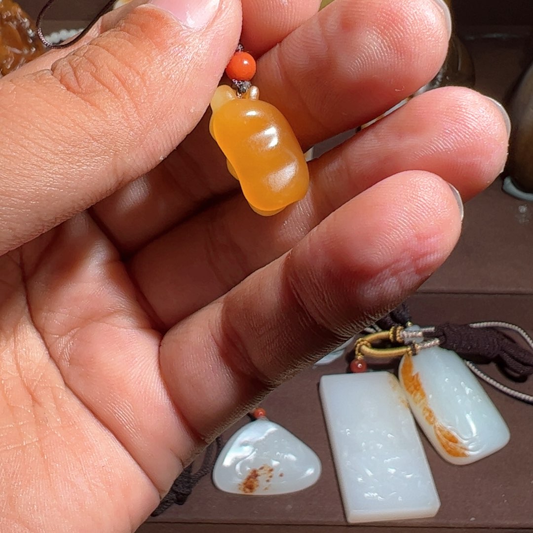 和田玉颈饰未镶嵌五****娃