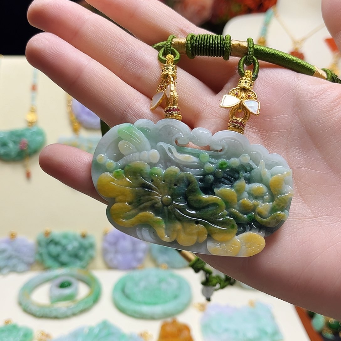 翡翠颈饰未镶嵌鱼戏荷花