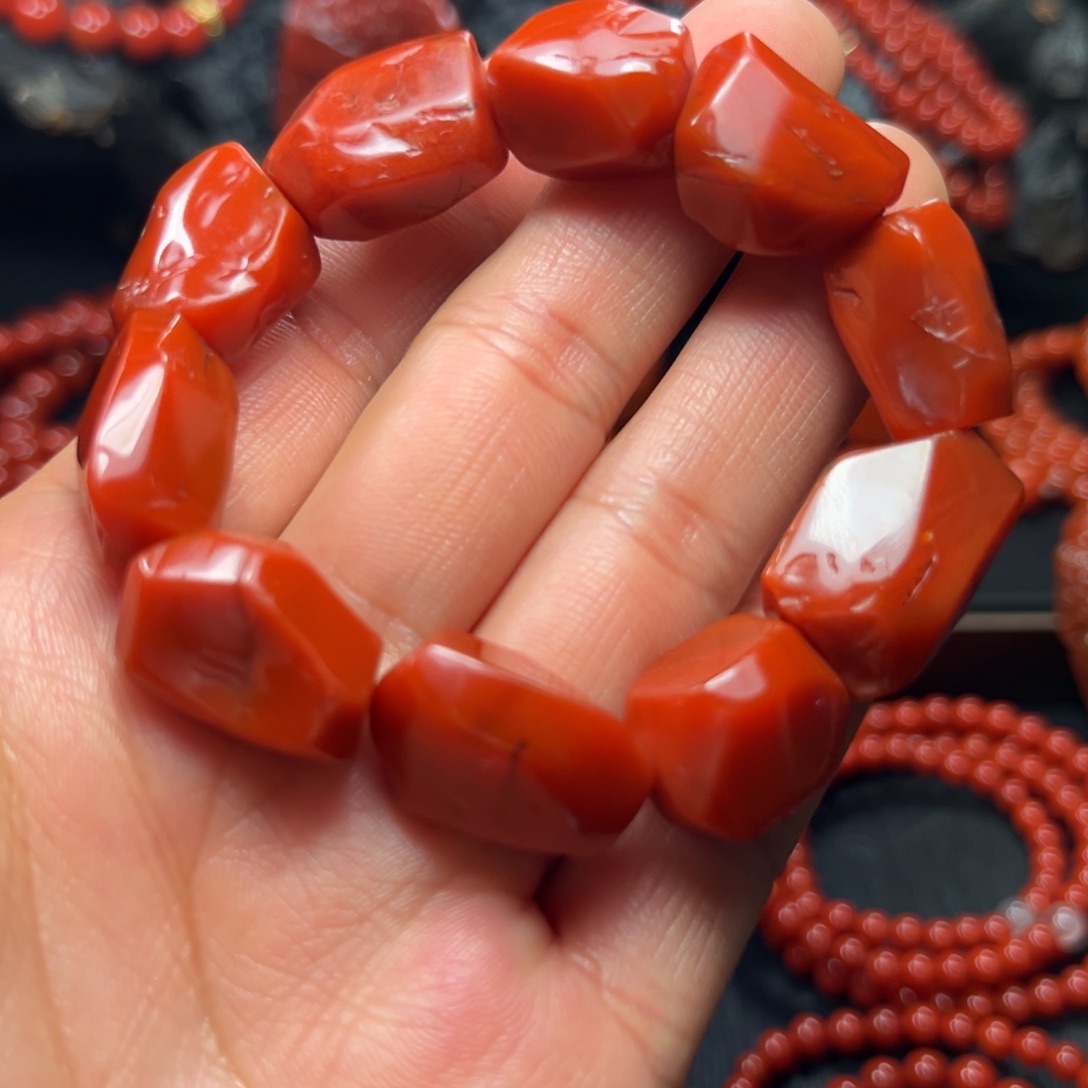 南红玛瑙颈饰未镶嵌山*