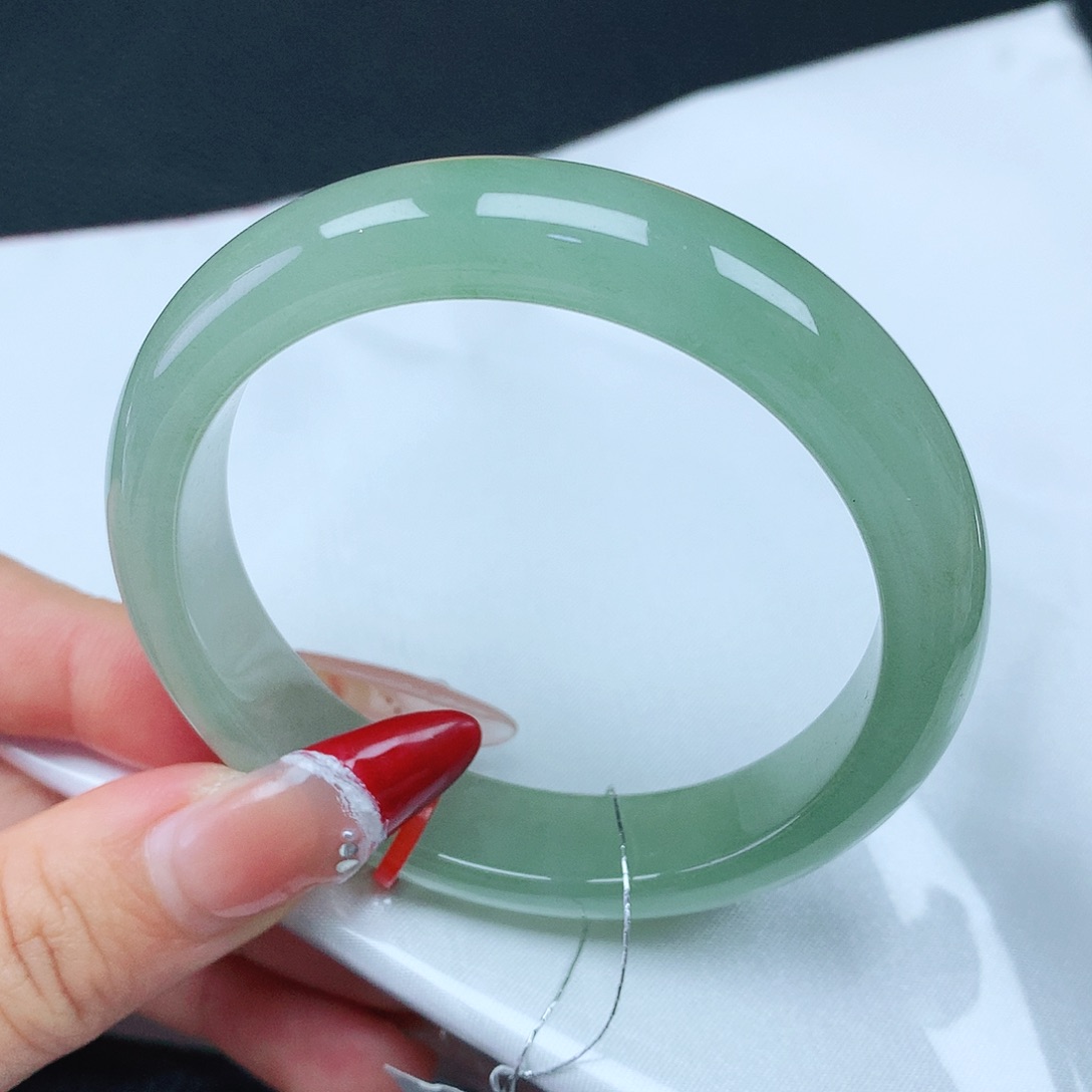 翡翠手镯未镶嵌55圈