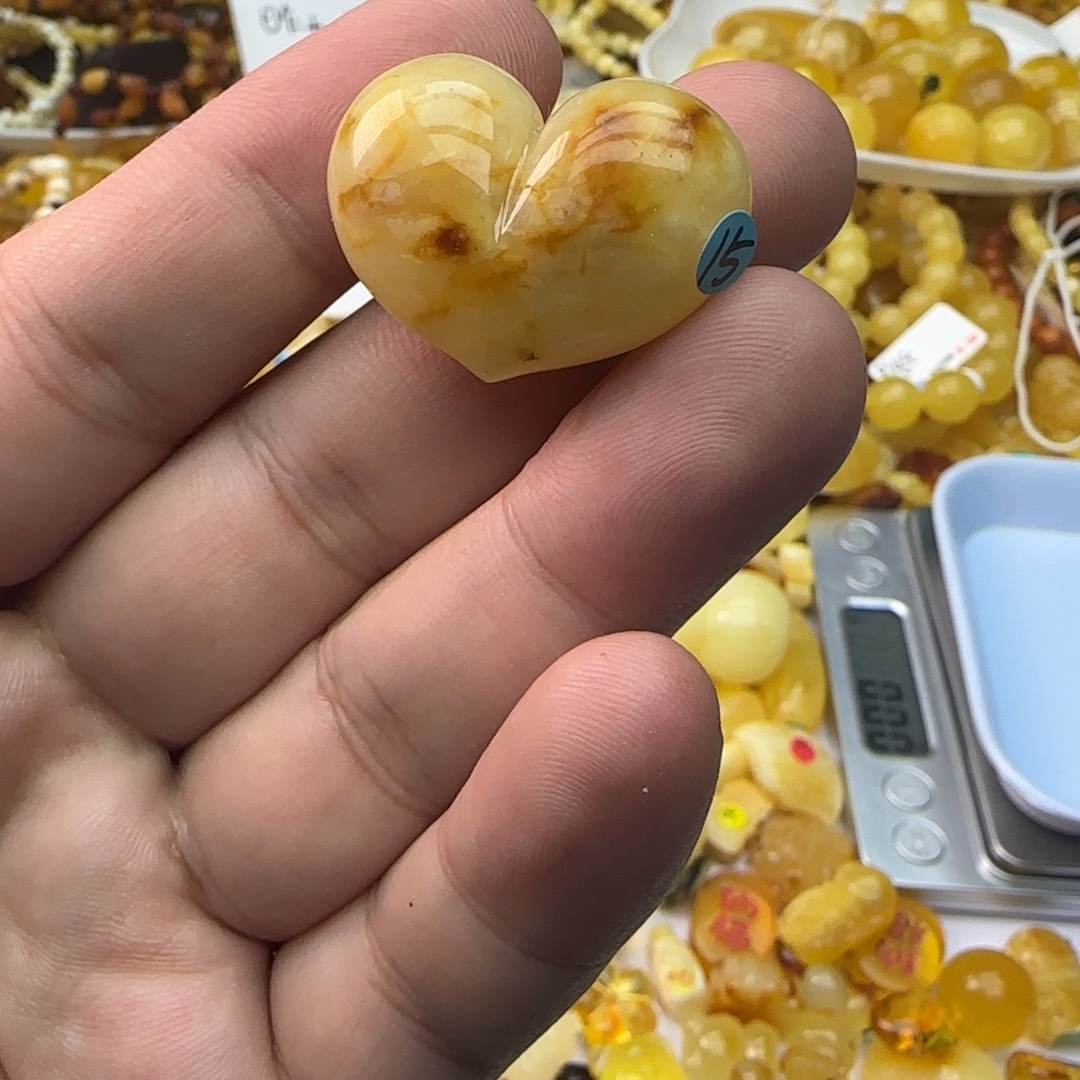 琥珀未镶嵌裸石5.4克有瑕01