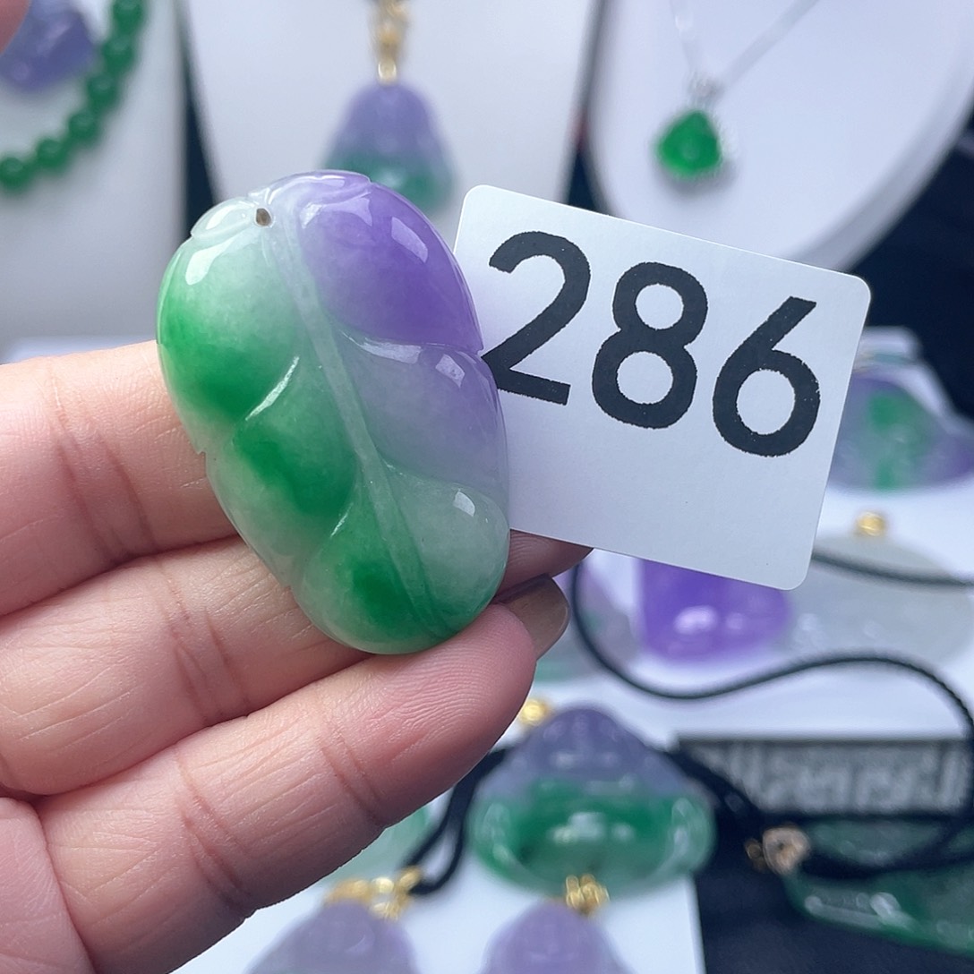 翡翠吊坠(赠链)未镶嵌