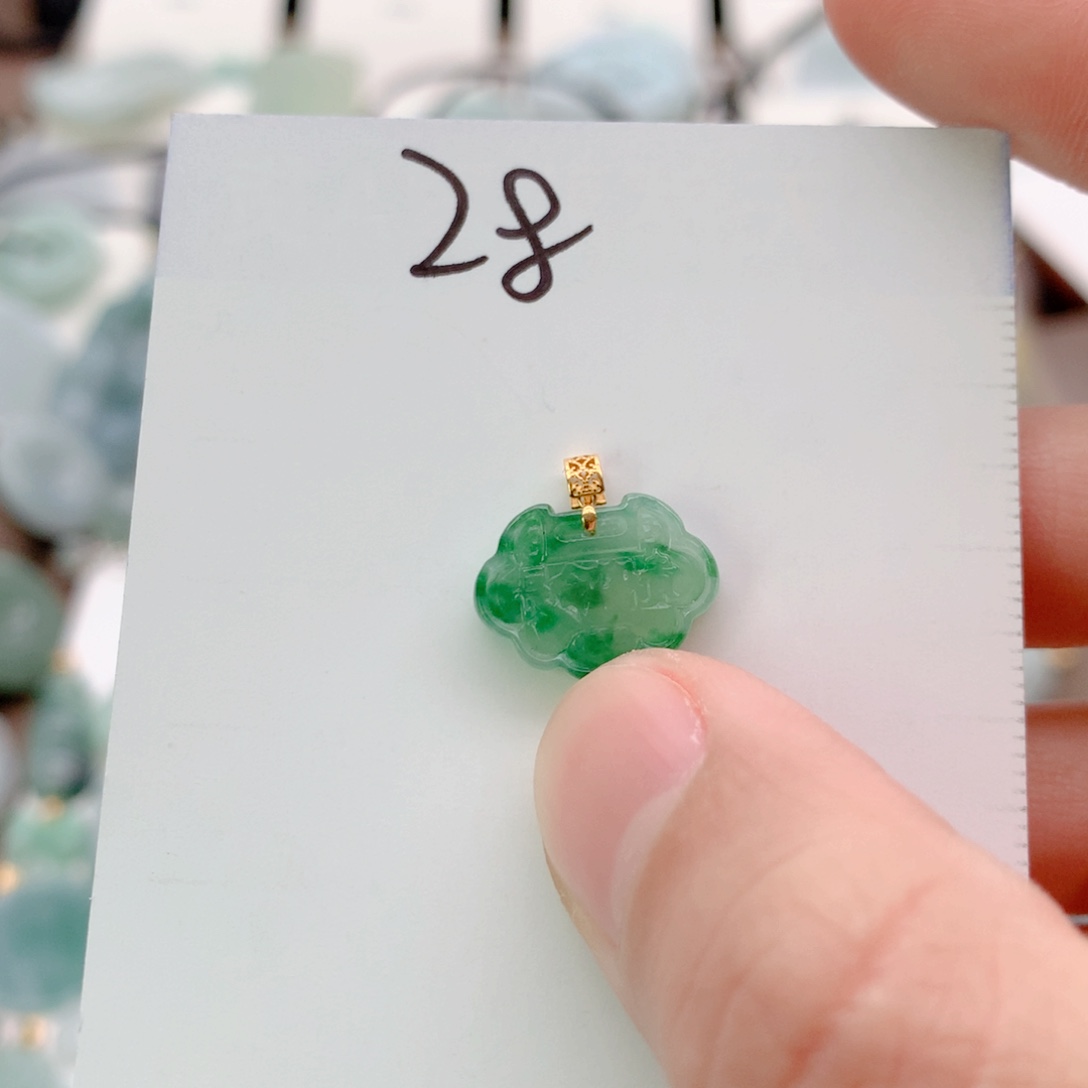 山****翡翠18K金镶嵌颈饰吊坠