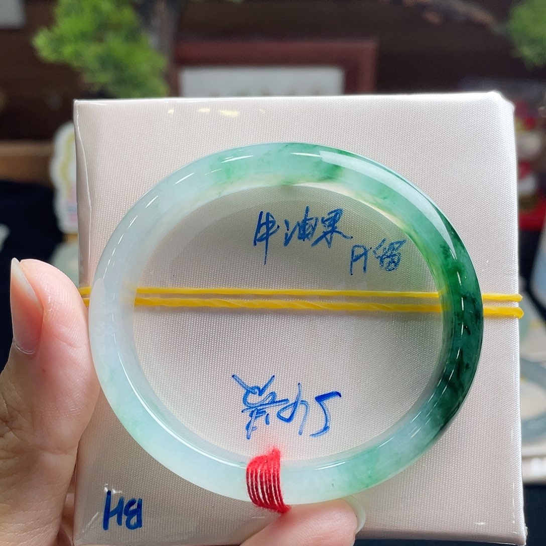 牛****未镶嵌手镯翡翠54贵妃