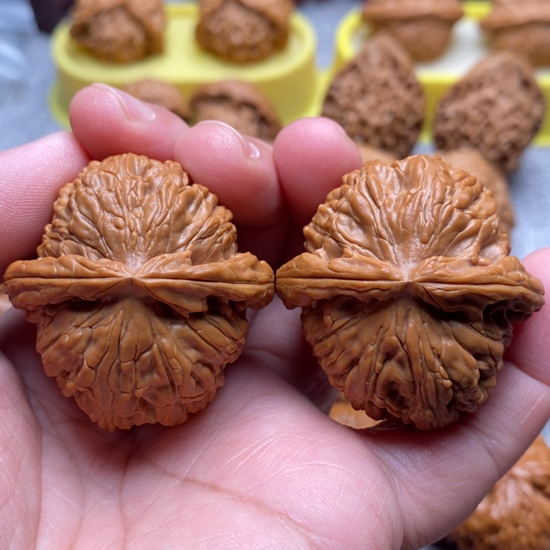 文玩核桃把件40红皮肉球白狮子